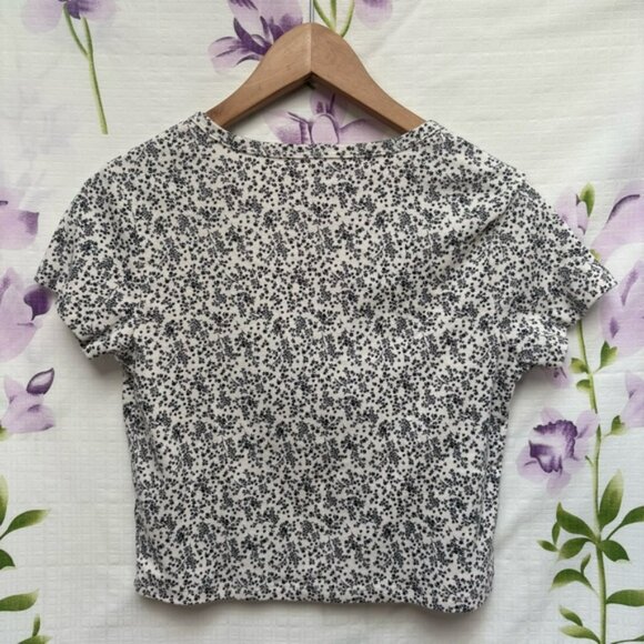 American Eagle Black And White Patterned Short Sleeve Tie Front Cropped Top - Picture 2 of 3